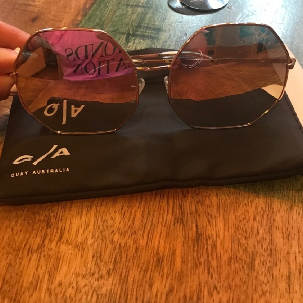 SOLD!!!!Quay Australia Kiss And Tell